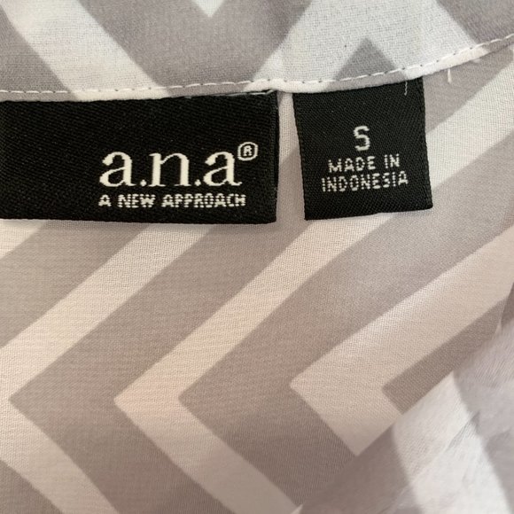 NWOT a.n.a. HiLo Tunic 1/4 Button Up Semi Sheer Top Gray White Chevron Sz Small - Picture 3 of 9